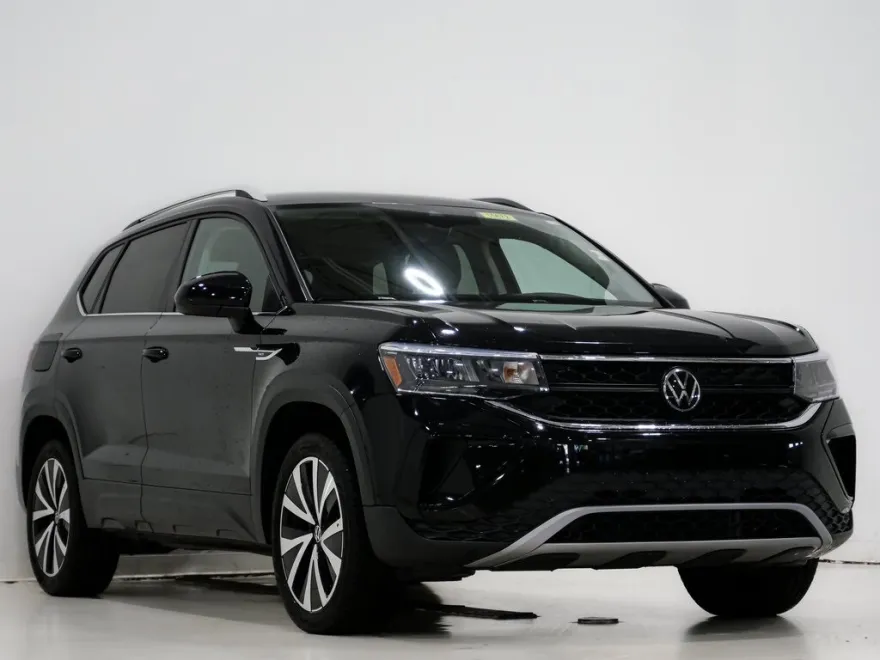 2024 Volkswagen Taos SE photo 1