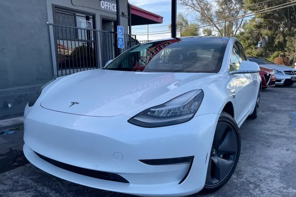 2020 Tesla Model 3 Standard Range Plus photo 1
