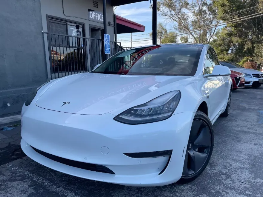 2020 Tesla Model 3 Standard Range Plus photo 1