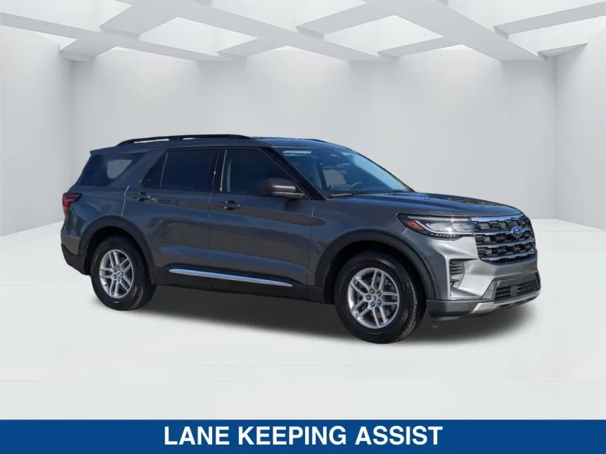 2025 Ford Explorer photo 1