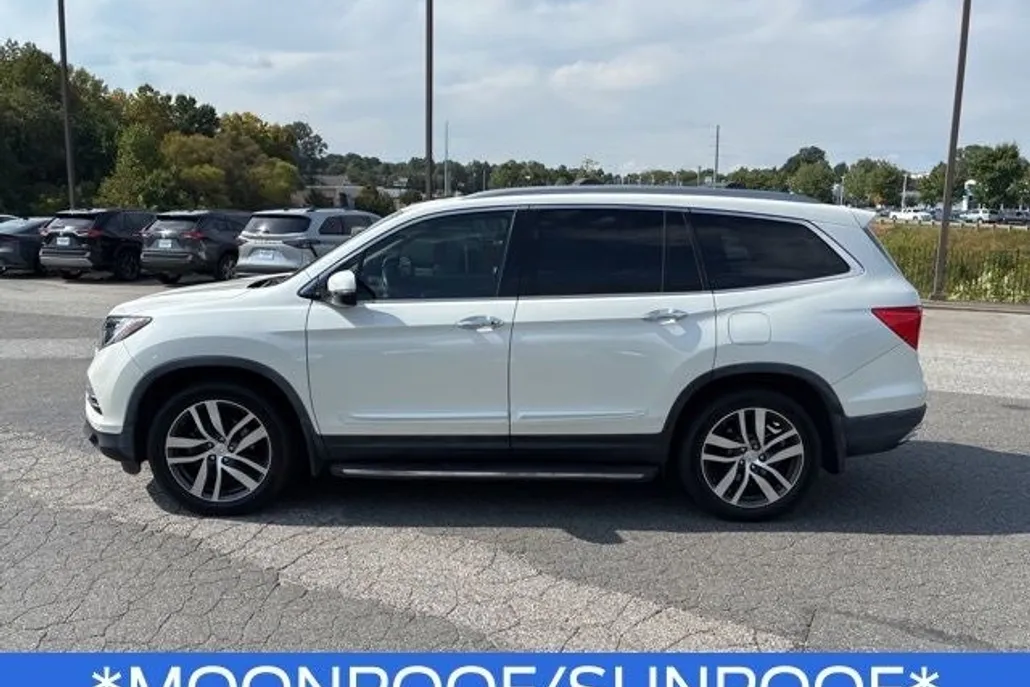 2017 Honda Pilot Touring photo 1