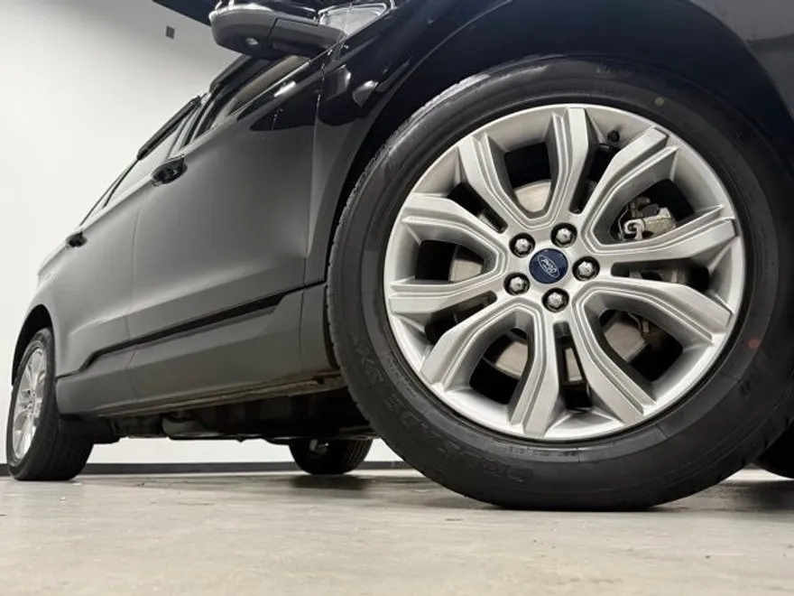 2019 Ford Edge Titanium photo 1