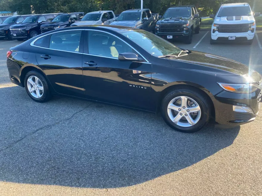 2024 Chevrolet Malibu 1LT photo 1