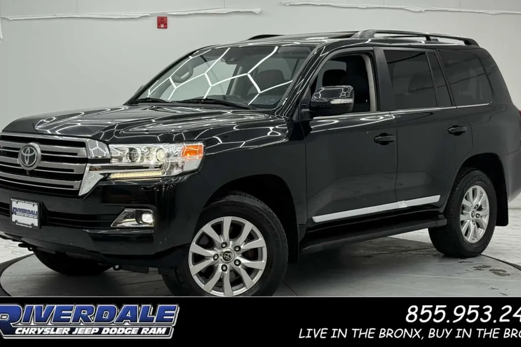 2016 Toyota Land Cruiser Base photo 1
