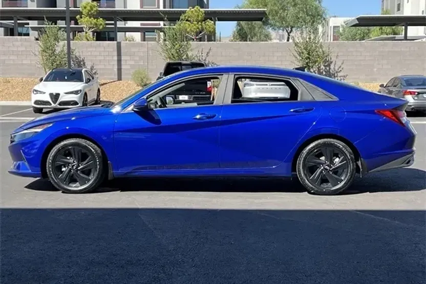 2023 Hyundai Elantra SEL photo 1
