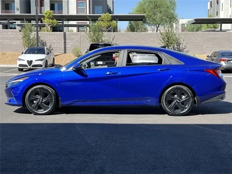 2023 Hyundai Elantra SEL photo 1