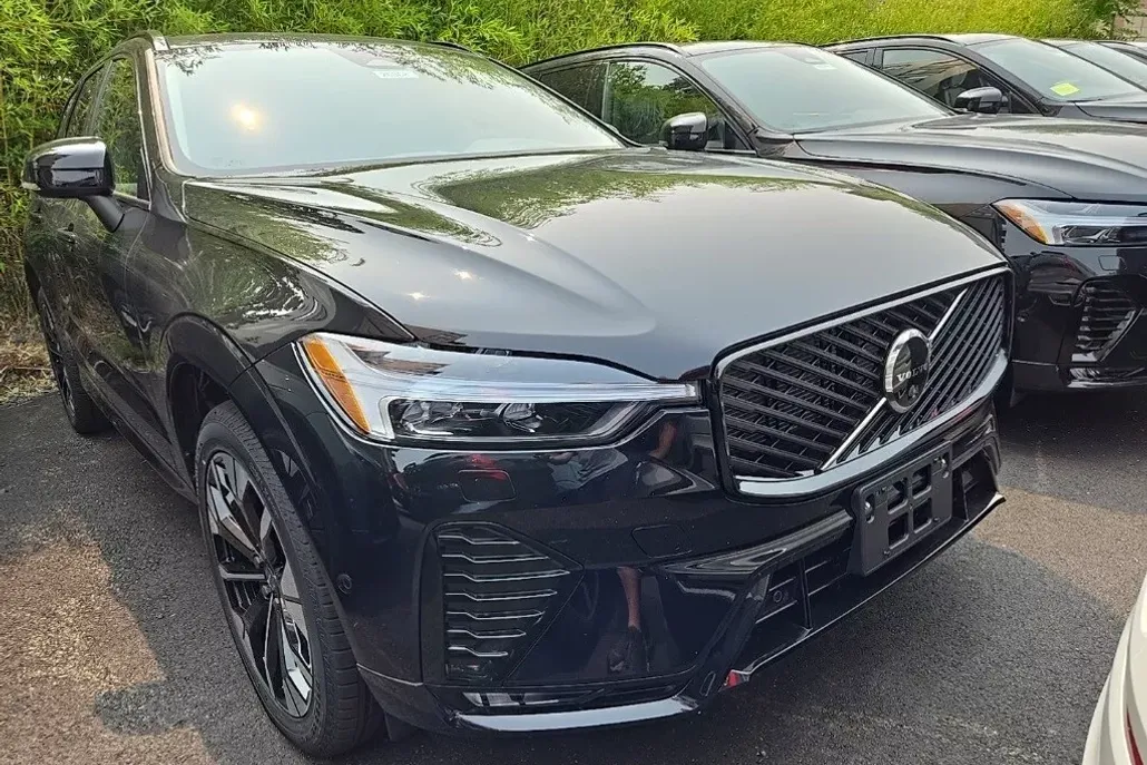 2026 Volvo XC60 B5 photo 1