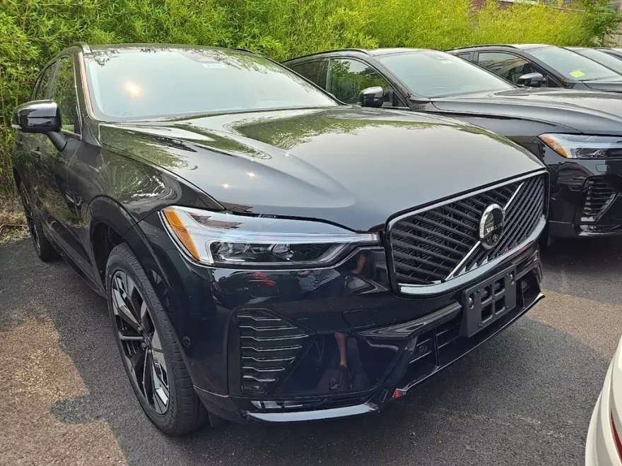 2026 Volvo XC60 B5 photo 1