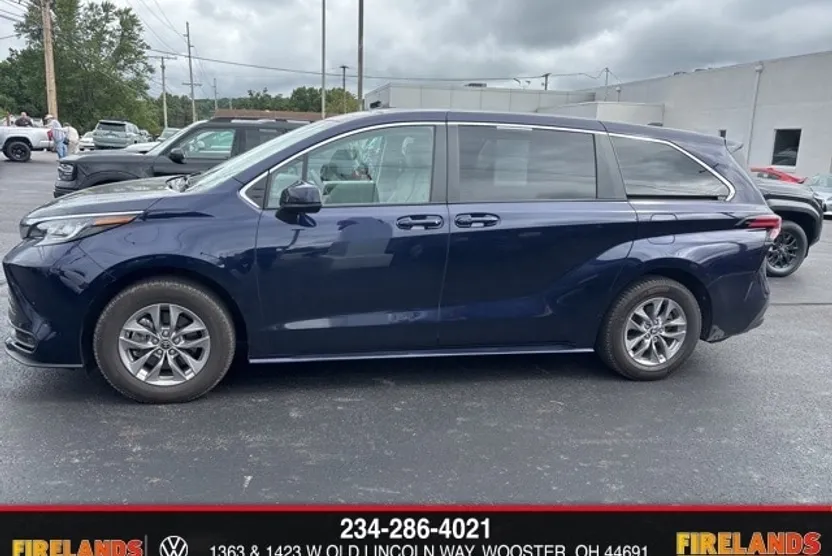 2022 Toyota Sienna LE photo 1