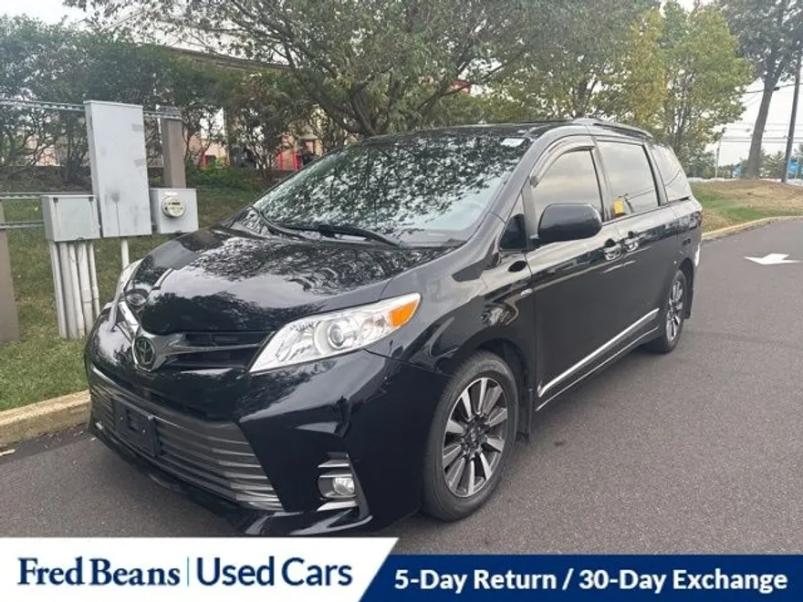 2020 Toyota Sienna XLE photo 1