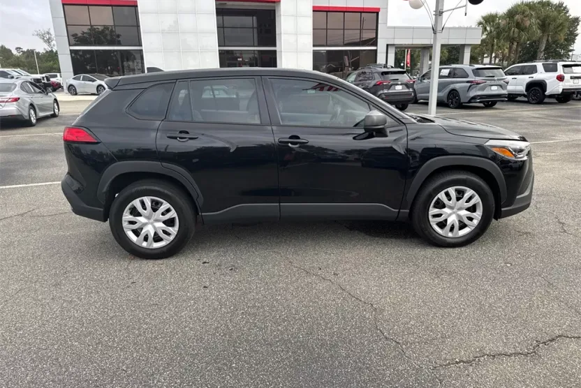 2024 Toyota Corolla Cross L photo 1