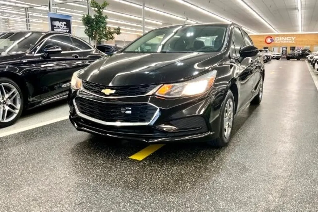 2017 Chevrolet Cruze LS photo 1
