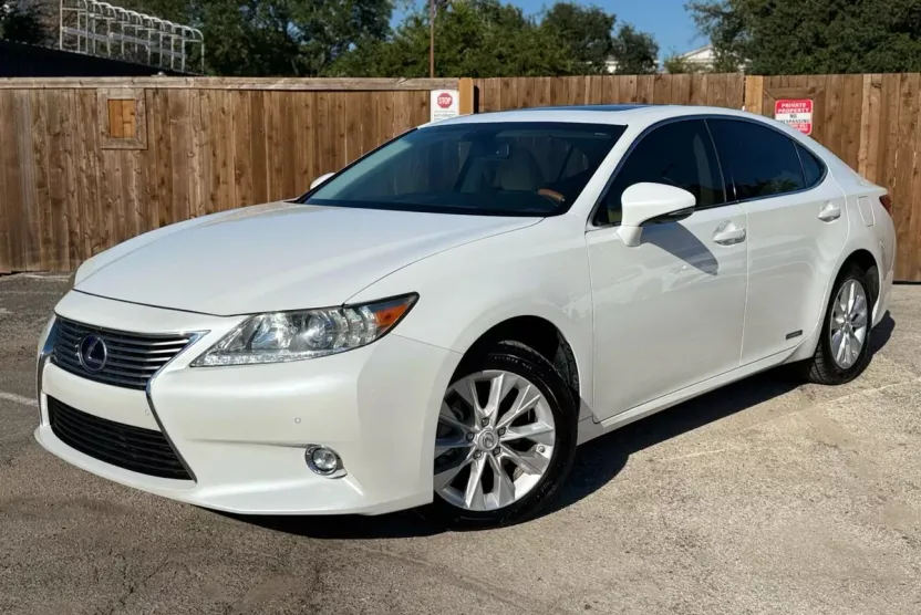 2014 Lexus ES 300h photo 1
