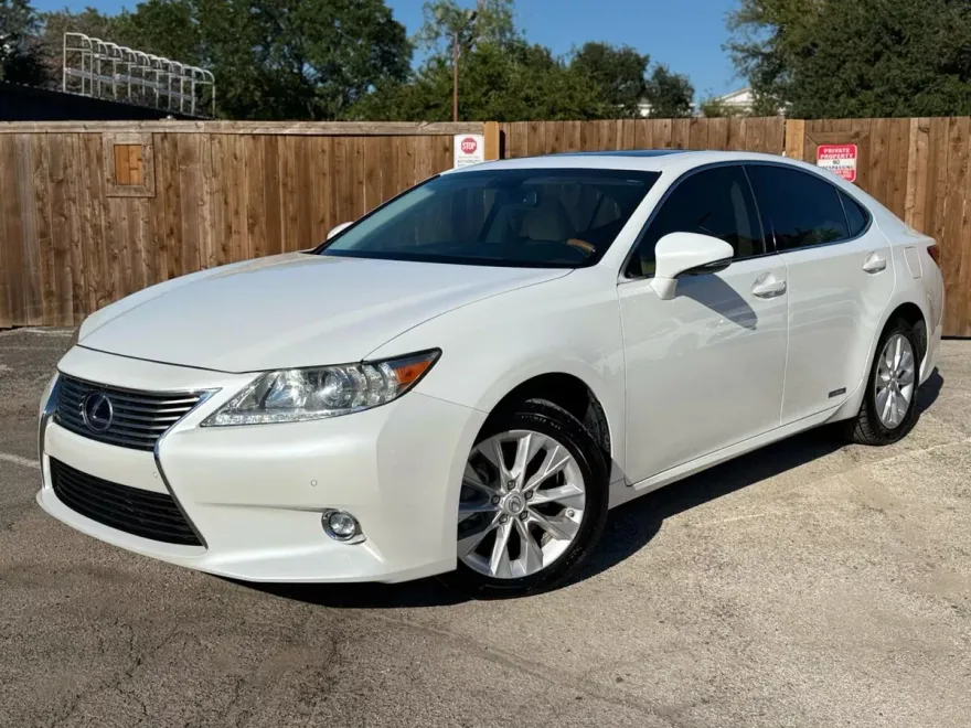2014 Lexus ES 300h photo 1
