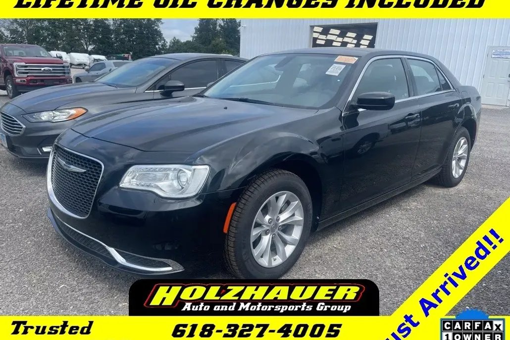 2023 Chrysler 300 Touring photo 1