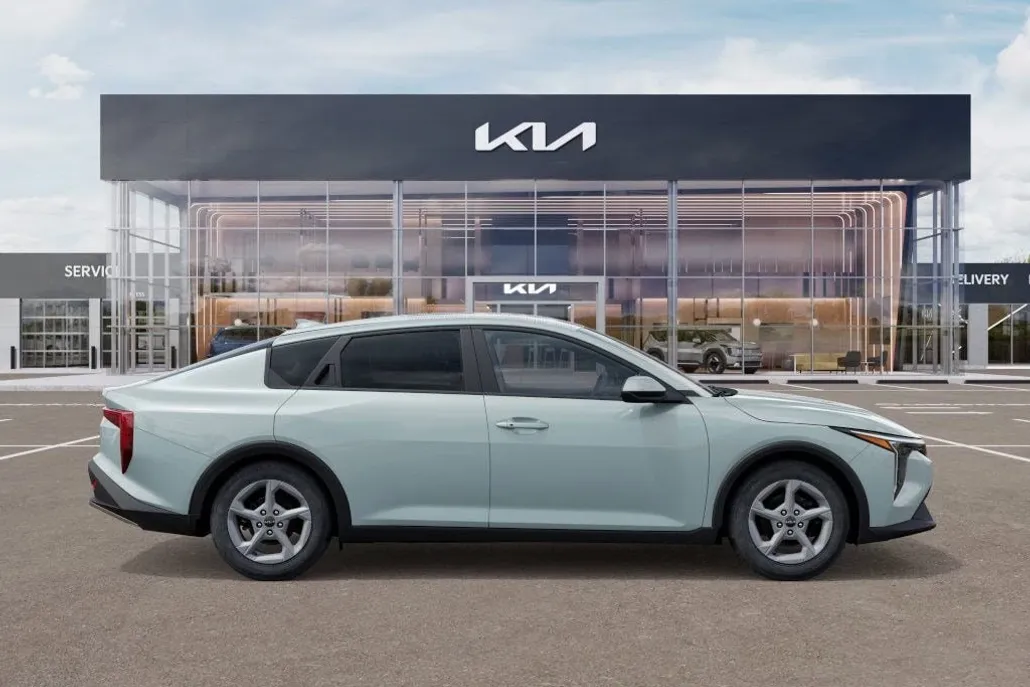 2025 Kia K4 LXS photo 1