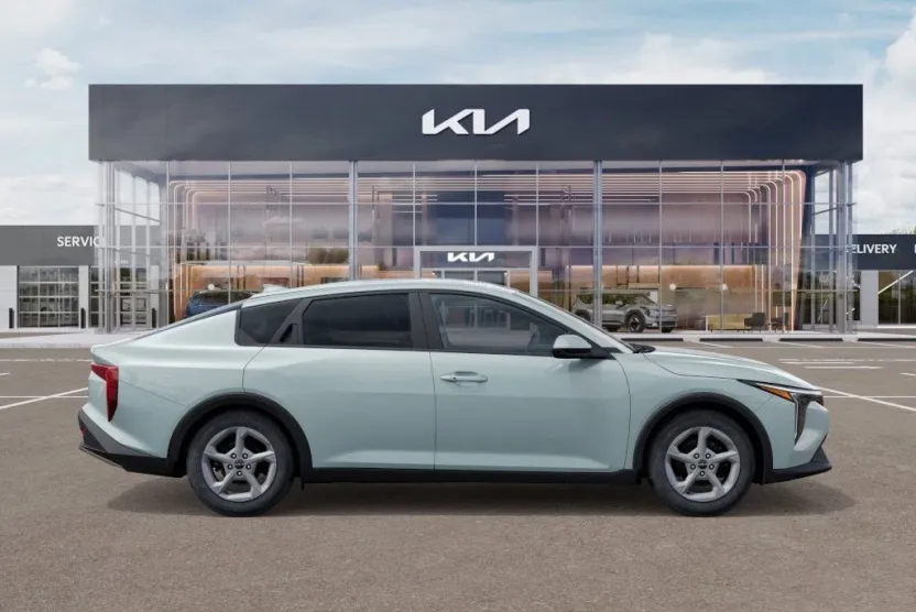 2025 Kia K4 LXS photo 1