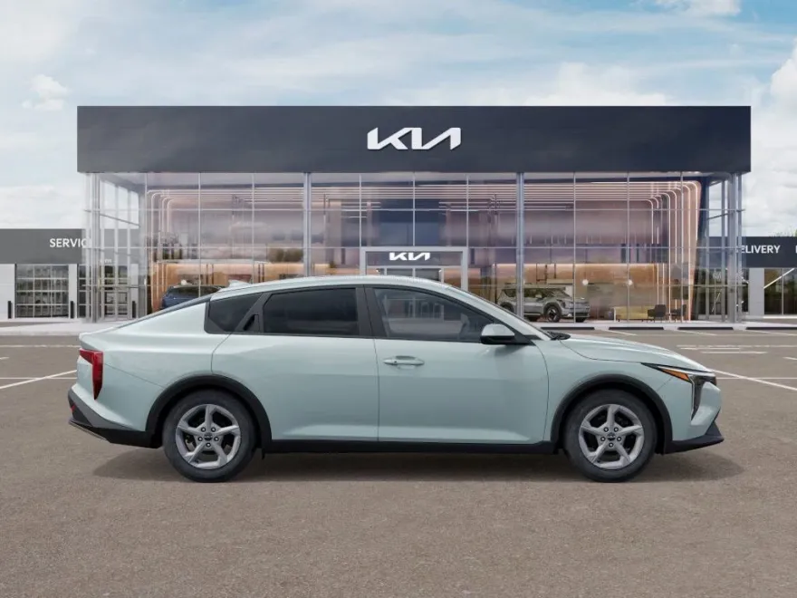 2025 Kia K4 LXS photo 1
