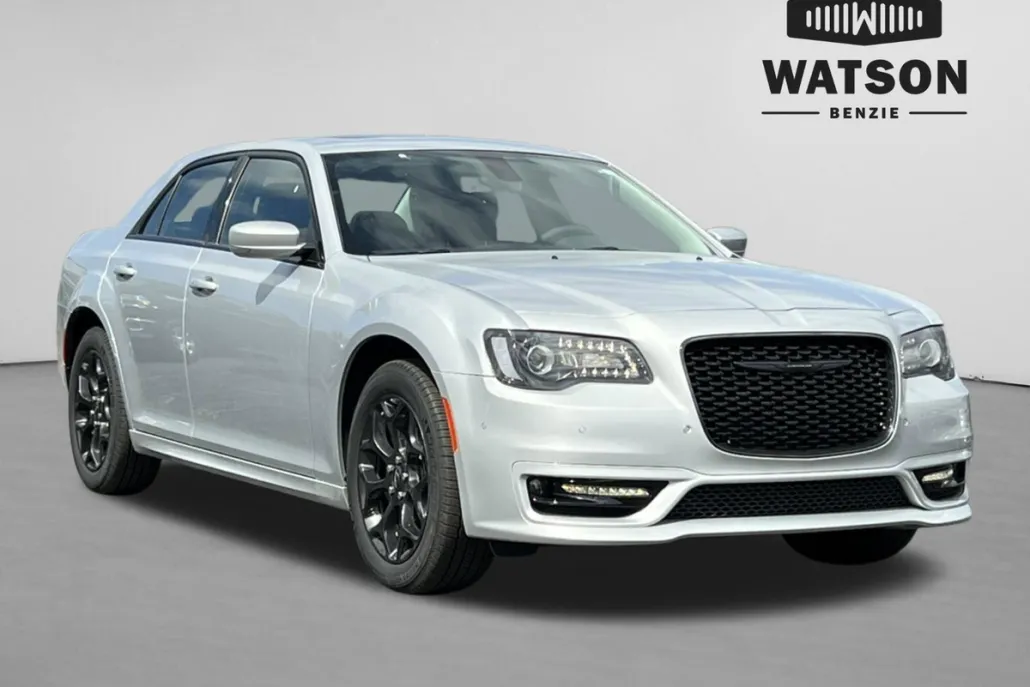 2023 Chrysler 300 Touring L photo 1