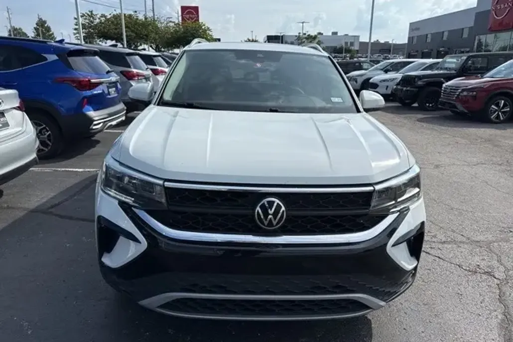 2022 Volkswagen Taos SE photo 1