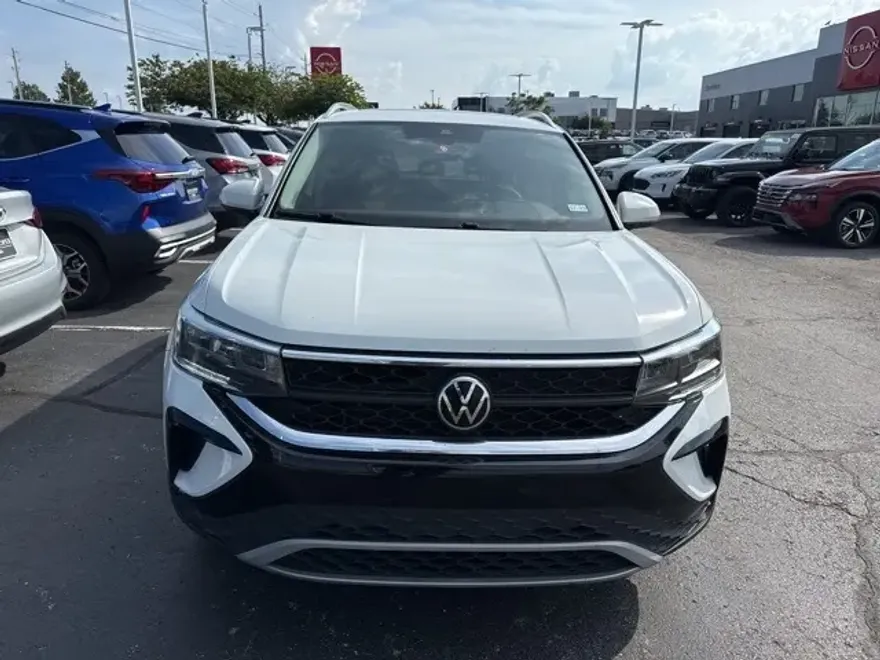 2022 Volkswagen Taos SE photo 1
