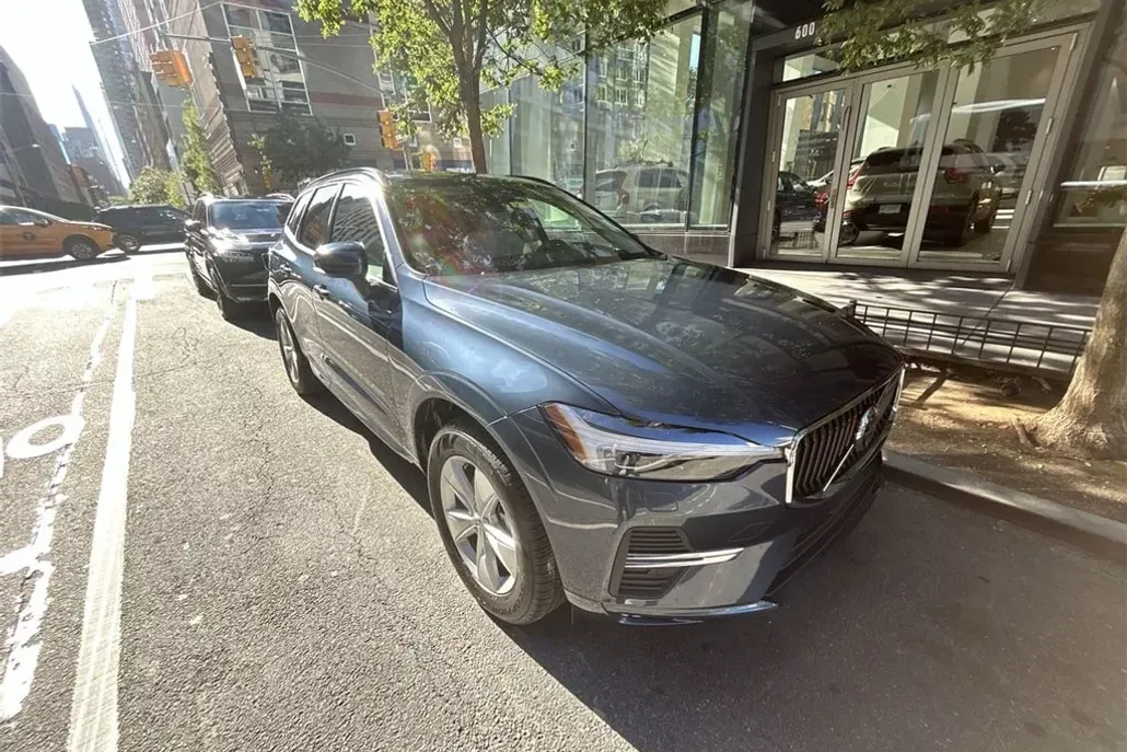 2022 Volvo XC60 B5 Momentum photo 1