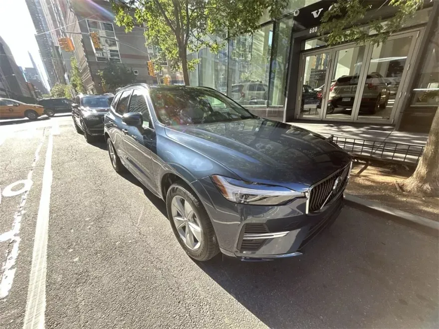 2022 Volvo XC60 B5 Momentum photo 1