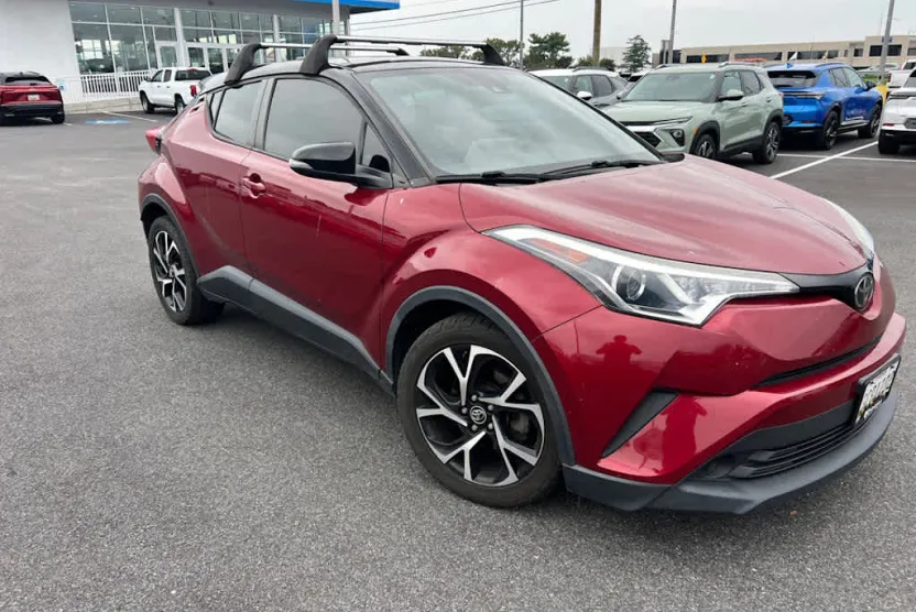 2019 Toyota C-HR XLE photo 1