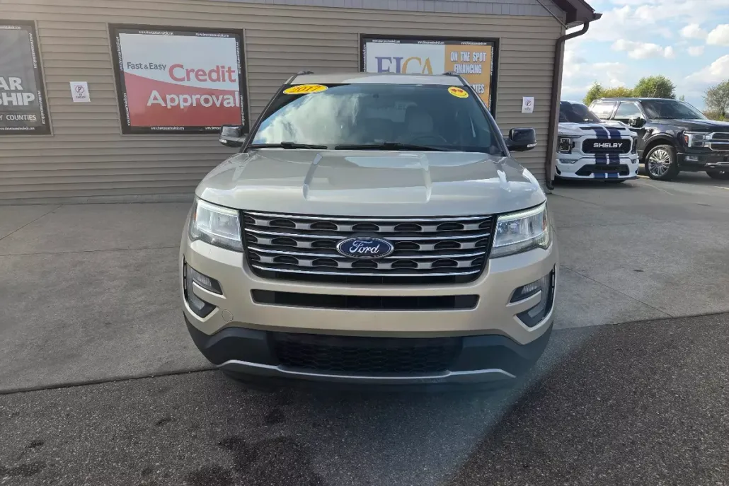2017 Ford Explorer XLT photo 1