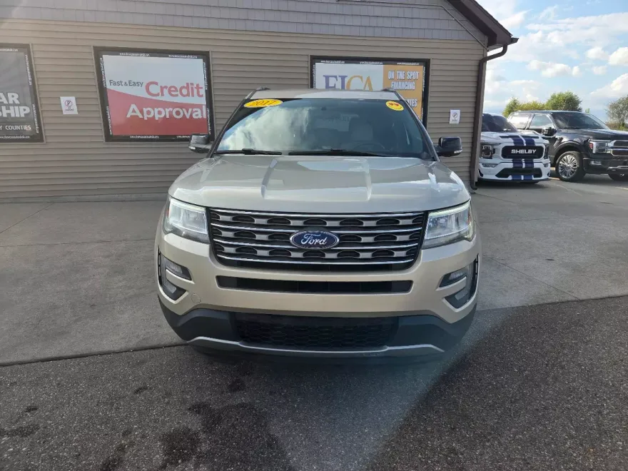 2017 Ford Explorer XLT photo 1