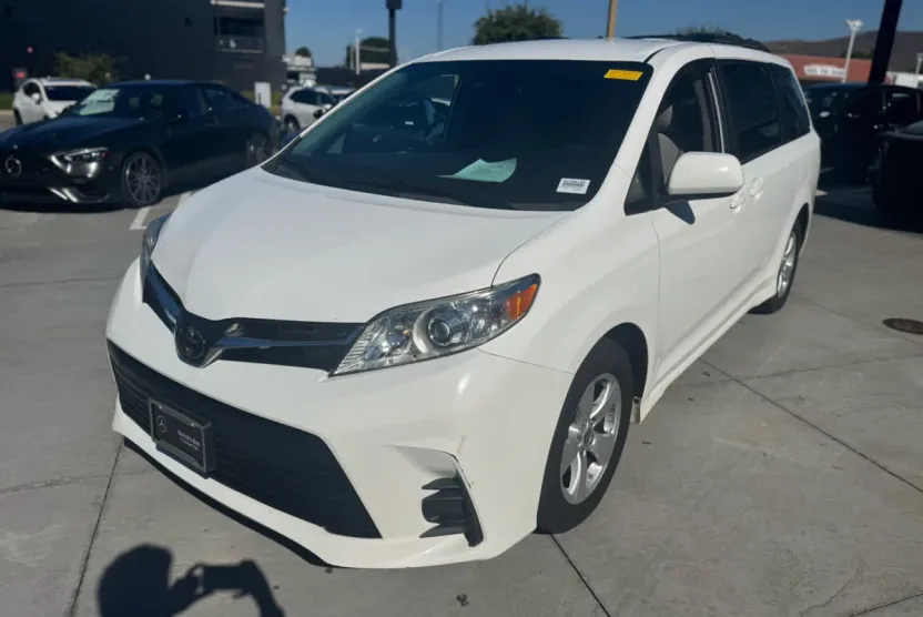 2020 Toyota Sienna LE photo 1