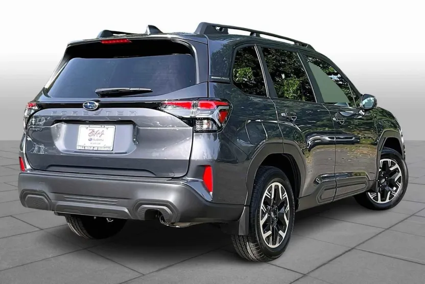2025 Subaru Forester Premium photo 1