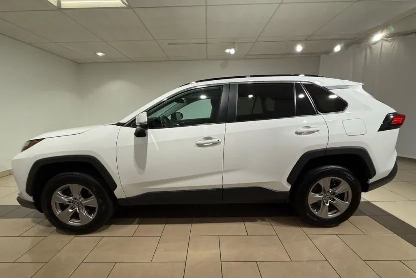 2023 Toyota RAV4 XLE photo 1