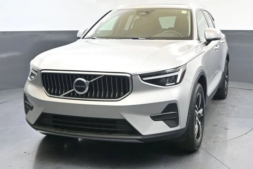 2025 Volvo XC40 Core photo 1