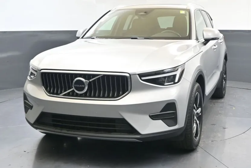 2025 Volvo XC40 Core photo 1