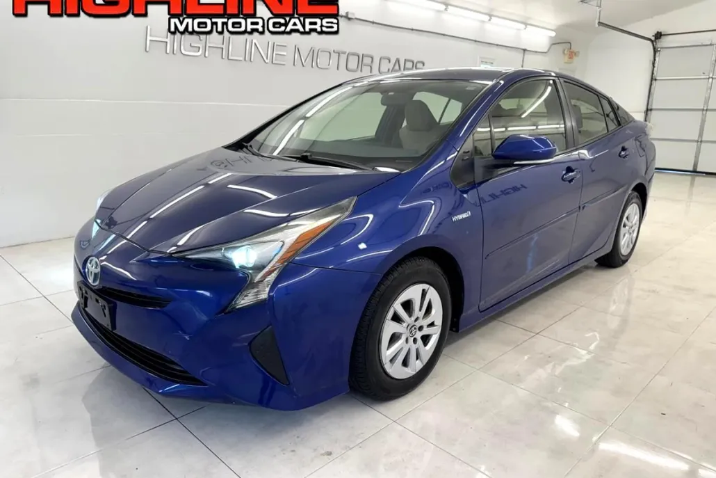 2016 Toyota Prius Two photo 1