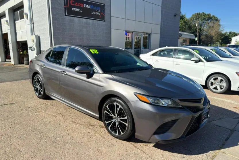 2018 Toyota Camry SE photo 1