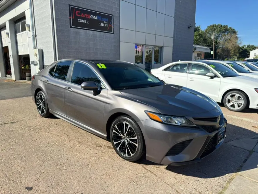 2018 Toyota Camry SE photo 1