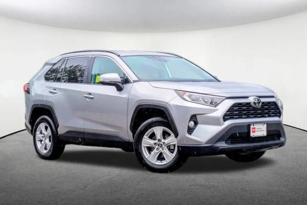 2021 Toyota RAV4 XLE photo 1
