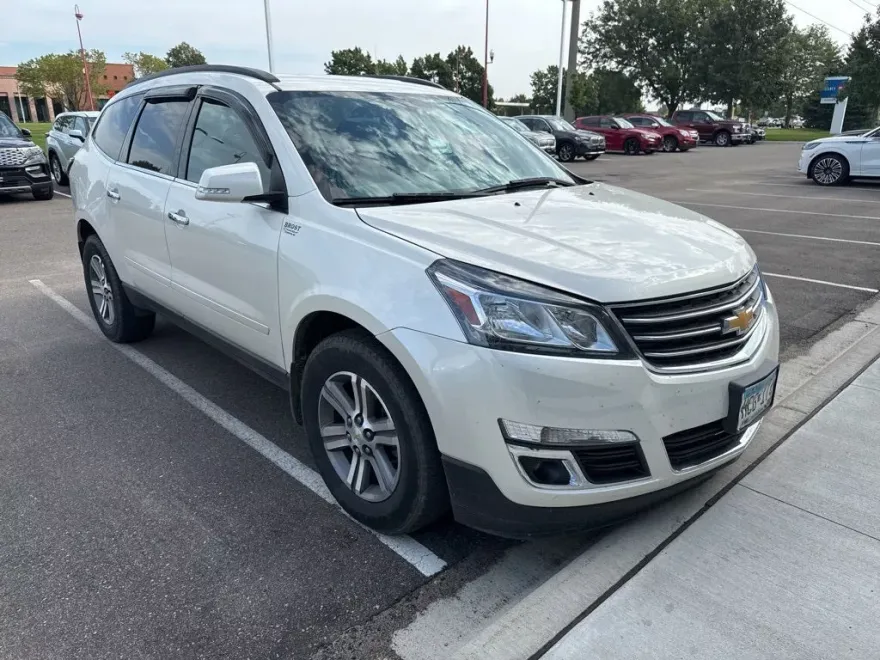 2015 Chevrolet Traverse 2LT photo 1