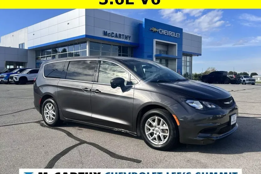 2022 Chrysler Voyager LX photo 1