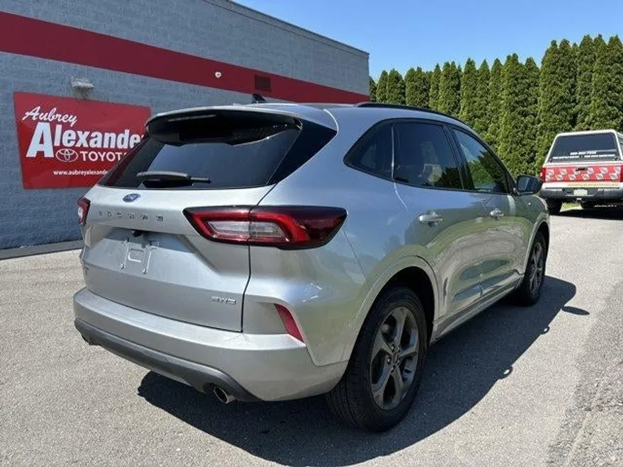 2023 Ford Escape ST-Line photo 1