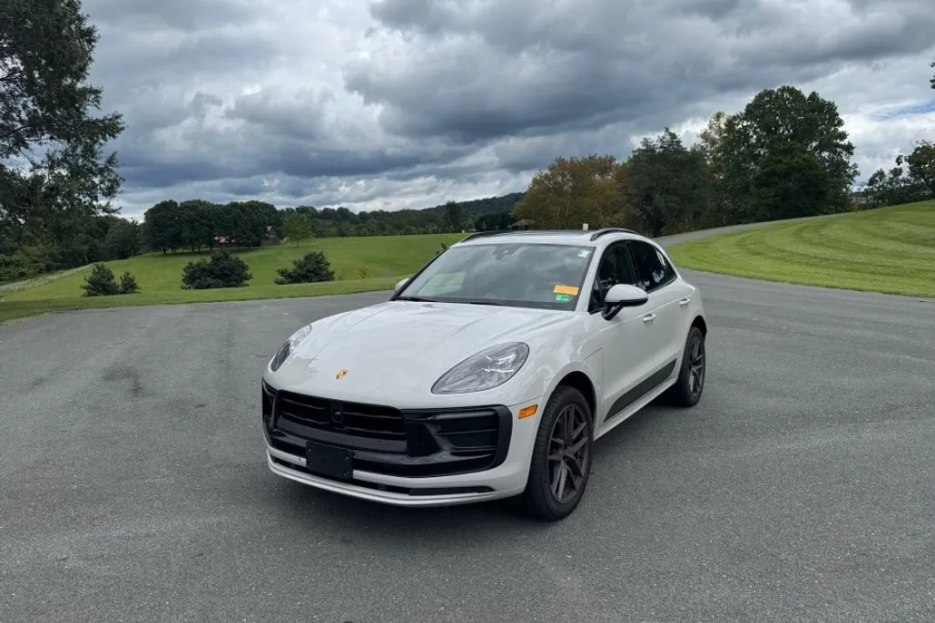 2025 Porsche Macan T photo 1