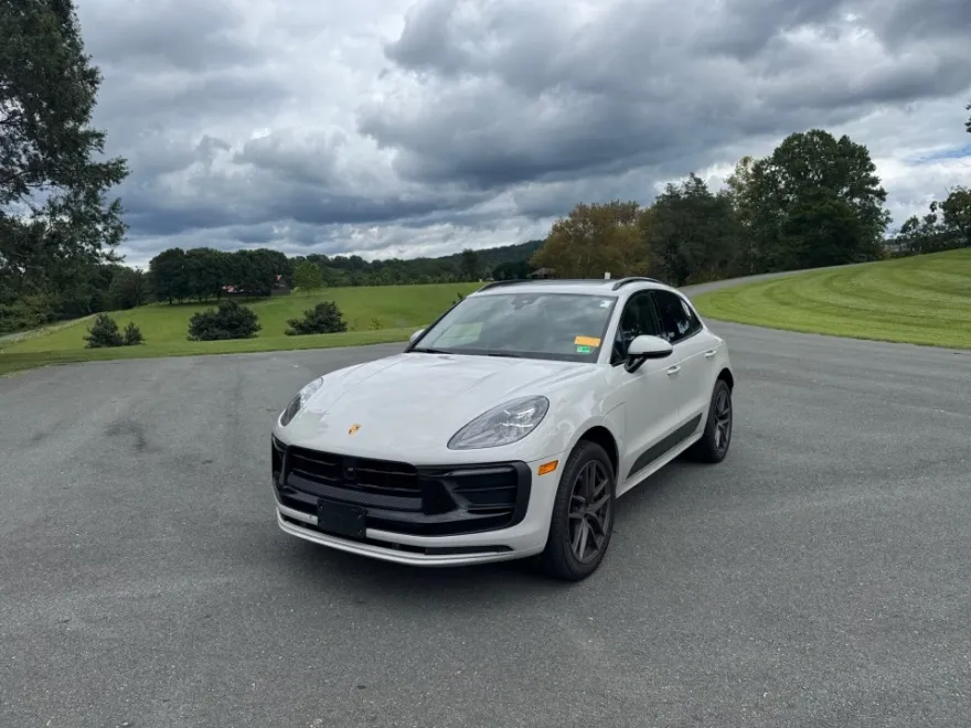 2025 Porsche Macan T photo 1