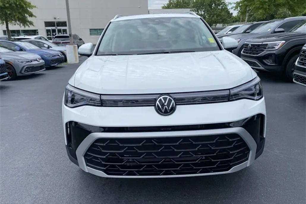 2025 Volkswagen Taos SEL photo 1