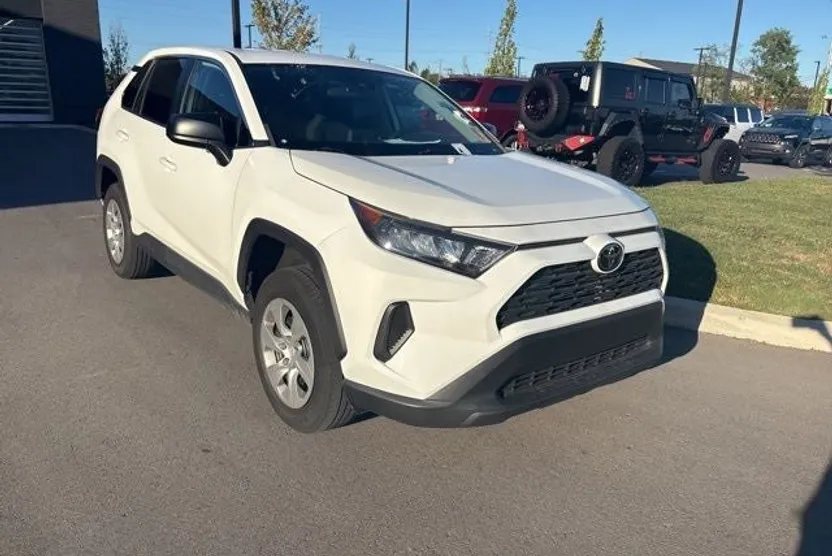 2022 Toyota RAV4 LE photo 1