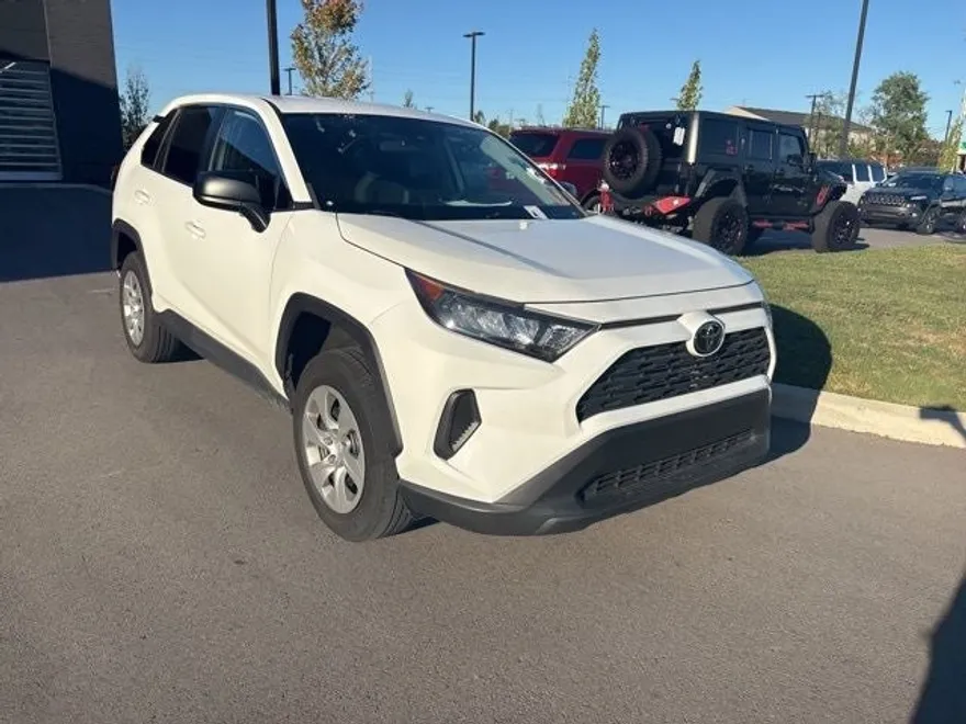 2022 Toyota RAV4 LE photo 1