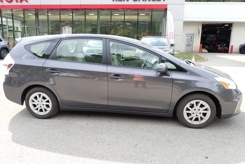 2013 Toyota Prius V Two photo 1