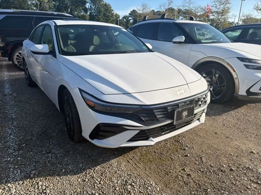2024 Hyundai Elantra SEL photo 1