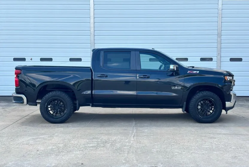 2020 Chevrolet Silverado LT photo 1